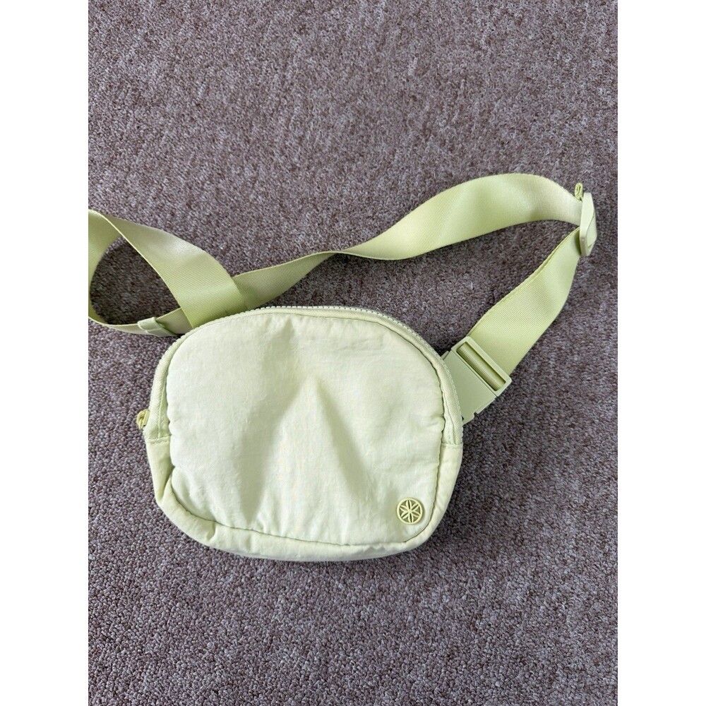 Gaiam Waist Pack  Crossbody Belt Bag Fanny Pack NWT - Picture 3 of 5
